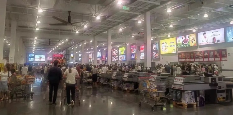 折扣店不只是搶傳統(tǒng)零售商的生意，還會(huì)搶品牌商的生意